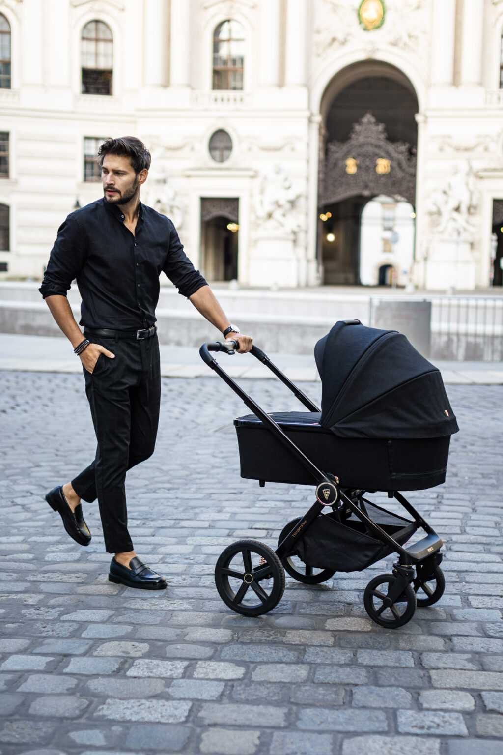 When Can Newborns Go Outside? A Guide for New Parents VENICCI